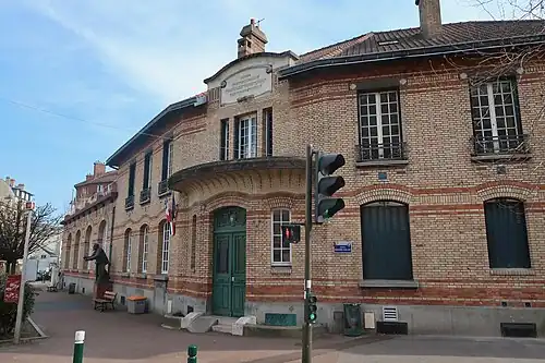 School on Avenue Édouard-Vaillant, with a statue of Jean Jaurès.