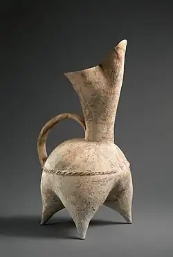 Tripod pitcher
