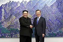 Kim Jong Un and Moon Jae-in shake hands