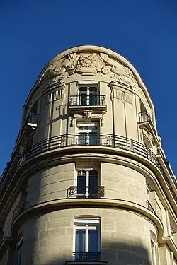 The flower basket – Balconies and pediment of Avenue Montaigne no. 41 in Paris, unknown architect or sculptor (1924)[113]