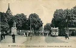 Two trams crossing on Avenue de Grammont.