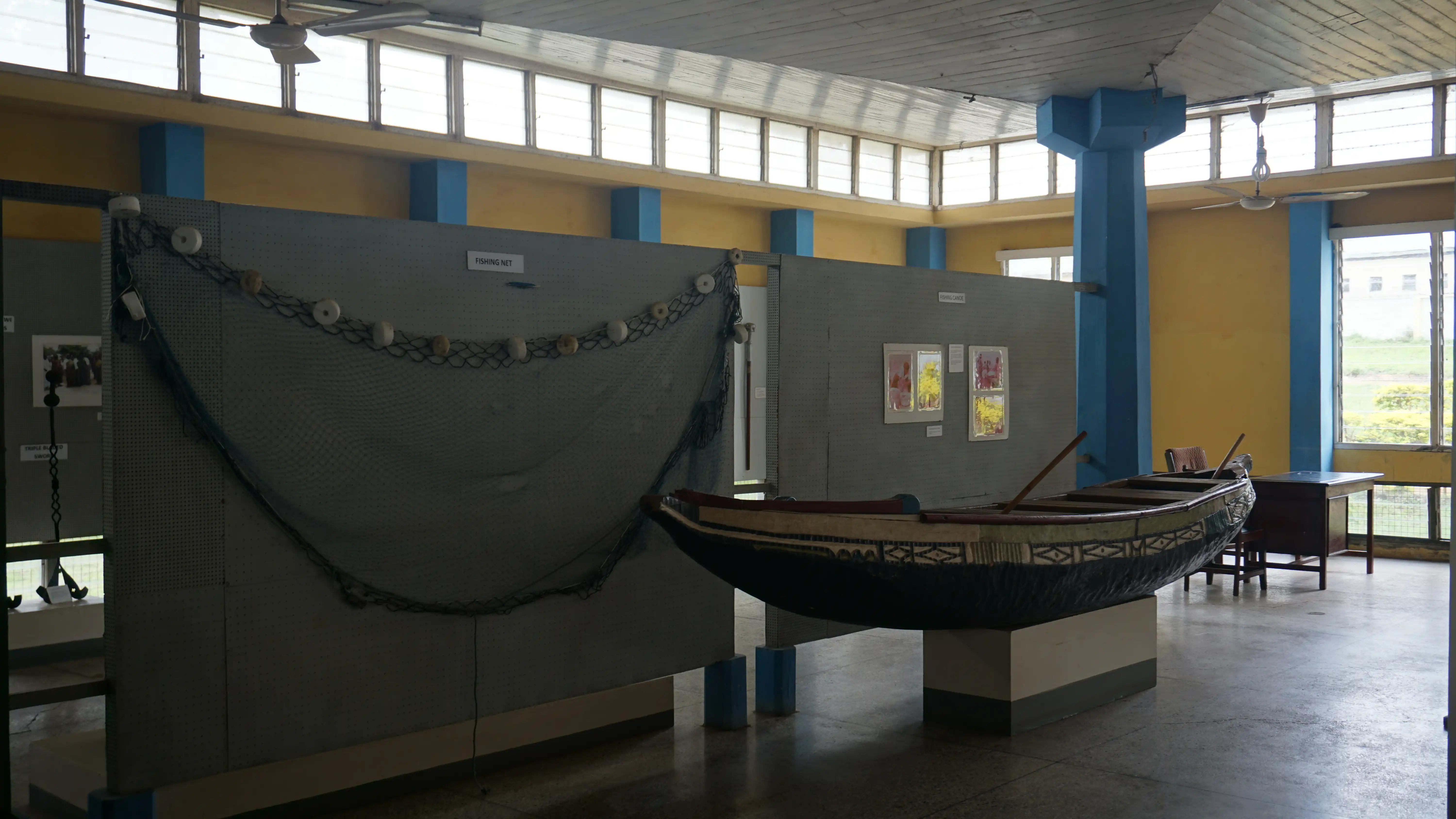 A_canoe_and_net_at_the_volta_region_museum