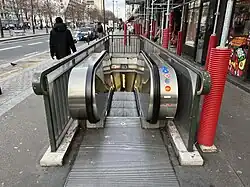 Entrance at avenue de Flandre