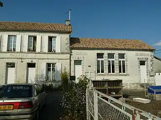 The town hall in Angeduc