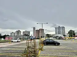 The image shows some of the buildings in the Jardim Finotti neighborhood, Eastern Zone, as seen from the parking lot of a wholesale supermarket in the neighboring Carajás neighborhood, located in the southern zone