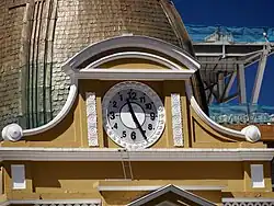 La Paz: clock on the facade of Palacio Quemado, in Plaza Murillo
