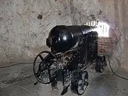 Cannon mounted on a Gibraltar garrison carriage – an 1870s refinement of Koehler's design, using a large rearward wheel to control the angle of the gun