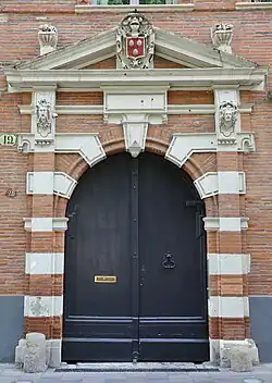 The portal of the Hôtel de Chalvet (1617), a transition between Renaissance references and the alternating brick and stone of 17th century Toulouse.