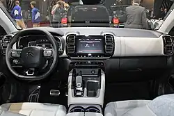 Interior (pre-facelift)