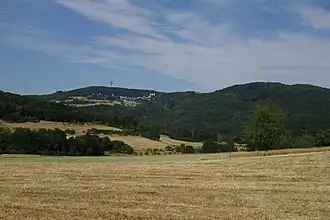Rossert hilltop Hainkopf on the right belongs to the Anterior Taunus; Atzelberg mountain on the left is part of the High Taunus.