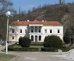 Laduč manor