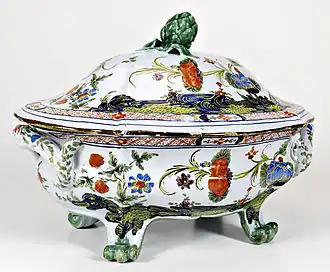Tureen decorated in the so-called "Carnation" style