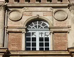 Hôtel d'Assézat, serlian window.