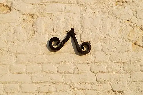 Anchor on the front of the corps de logis.