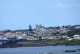 A perspective of the village of São Mateus by the coast.