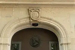 Entrance to the Museum Hegel House with a view of the archway containing Hegel's portrait.
