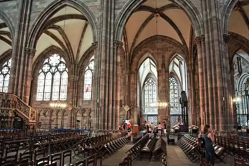 Side of the nave and collateral aisle