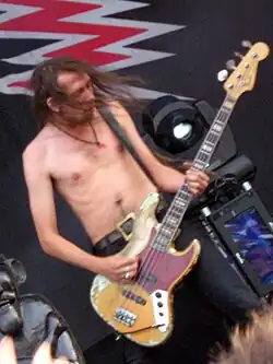Kenny Håkansson playing bass with the Hellacopters.