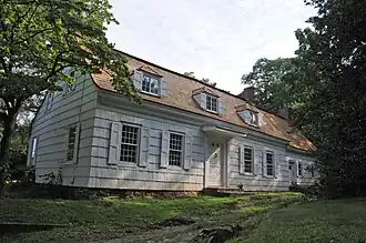 Marlpit Hall was built in 1686 and is an example of New England-influenced saltbox architecture.[58]