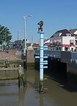 Flow pole with statue