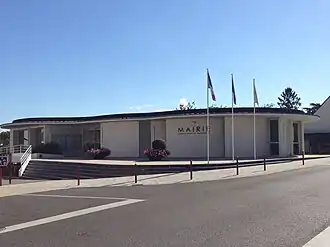 The town hall in Longuenée