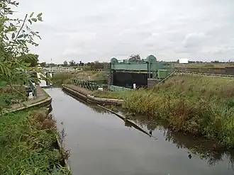 The route along Well Creek crosses the Mullicourt Aqueduct above the Middle Level Main Drain.