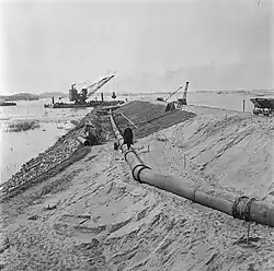 Rebuilding the dike in Vlissingen. The pipeline transports a sand-water slurry.