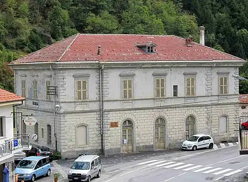 The passenger building.