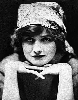 Portrait of Pepita Bobadilla with her hands under her chin.