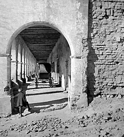 A view of the same colonnade as at left, c. 1900
