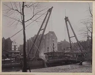 Construction Zoutkeetsbrug (Bridge 318) over the Zoutkeetsgracht. Left: Vierwindenstraat 27-31 warehouses. Center: Smallepadsgracht and rear of Planciusstraat 1-23. Right: rear of houses on Houtmankade.