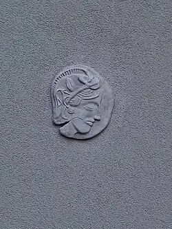 Figure head medallion