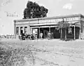 A motor car and three men in front of the Durham Ox Hotel, 1907