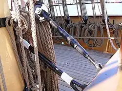 Bottle screw support for the main topmast fore stay of a sailing ship