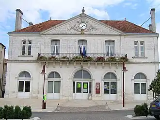 Town hall in Vars