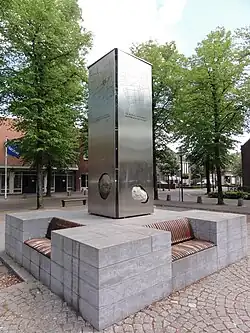 Venhorst, monument op kerkplein zijden